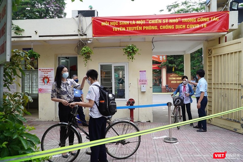 Học sinh được đo thân nhiệt đầy đủ ngay từ cổng trường. Ảnh: Minh Nhân Học sinh được đo thân nhiệt đầy đủ ngay từ cổng trường. Ảnh: Minh Nhân