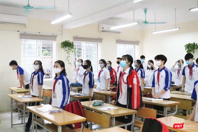 Học sinh chào cờ trong ngày đầu tiên đi học. Ảnh: Minh Thúy Học sinh chào cờ trong ngày đầu tiên đi học. Ảnh: Minh Thúy