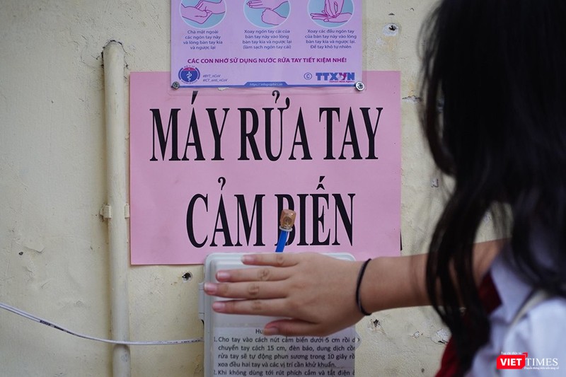 Học sinh vệ sinh tay bằng máy rửa tay cảm biến. Ảnh: Minh Nhân Học sinh vệ sinh tay bằng máy rửa tay cảm biến. Ảnh: Minh Nhân