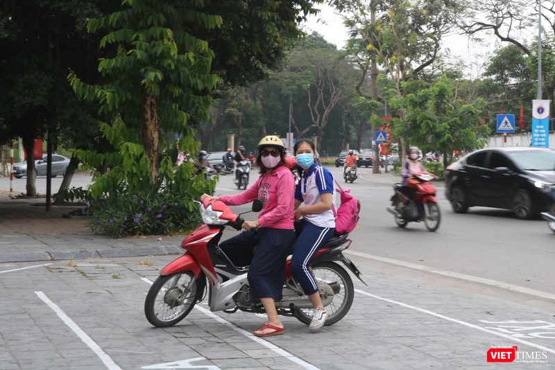 Phụ huynh đưa học sinh đến trường. Ảnh: Minh Thúy Phụ huynh đưa học sinh đến trường. Ảnh: Minh Thúy