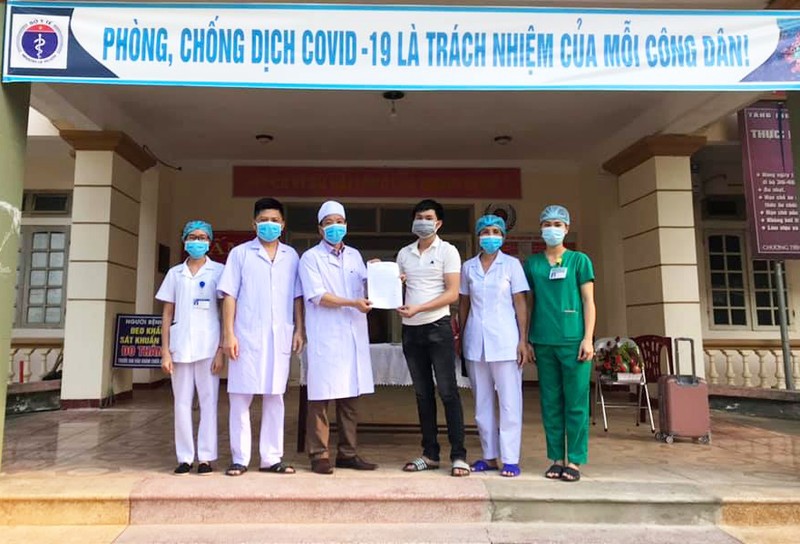 Các bác sĩ chúc mừng bệnh nhân 265 mắc COVID-19 đã khỏi bệnh. Ảnh: Phạm Hằng