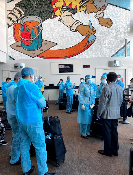 Nhân viên y tế tại sân bay. Ảnh: BYT