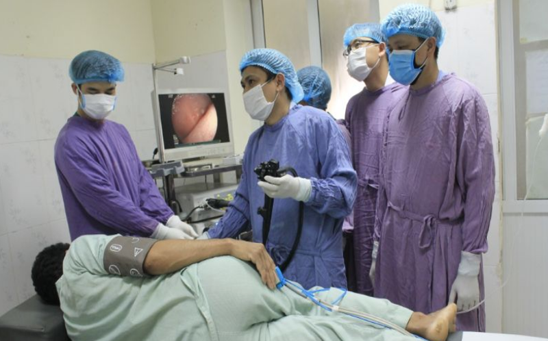 Các bác sĩ tiến hành nội soi cho bệnh nhân. Ảnh: BVCC Các bác sĩ tiến hành nội soi cho bệnh nhân. Ảnh: BVCC