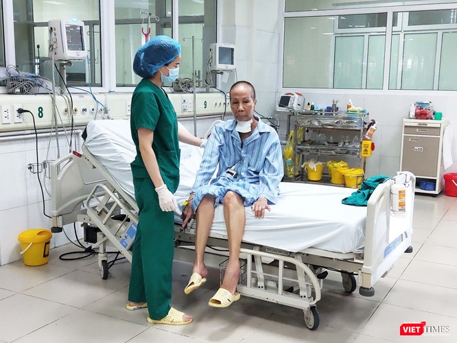 Bệnh nhân 20 mắc COVID-19 đã có thể ngồi dậy và tập đi lại bình thường. Ảnh: Minh Thúy