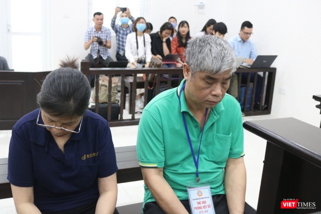 Bị cáo Nguyễn Bích Quy và Doãn Quý Phiến tại phiên tòa. Ảnh: Minh Thúy Bị cáo Nguyễn Bích Quy và Doãn Quý Phiến tại phiên tòa. Ảnh: Minh Thúy