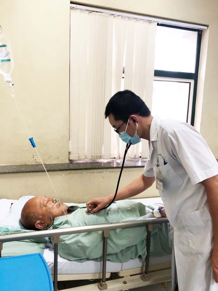 Bác sĩ tiến hành thăm khám cho bệnh nhân. Ảnh: Bệnh viện Hữu Nghị