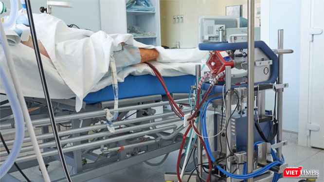 Bệnh nhân 91 phi công người Anh đã phải phụ thuộc hoàn toàn vào kỹ thuật ECMO (tim phổi nhân tạo) - Ảnh: SYT