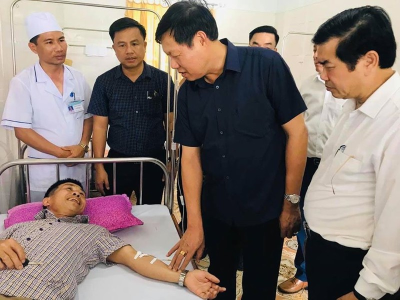 Thứ trưởng thăm hỏi tình hình sức khỏe của người dân. Ảnh: Thảo Nguyên