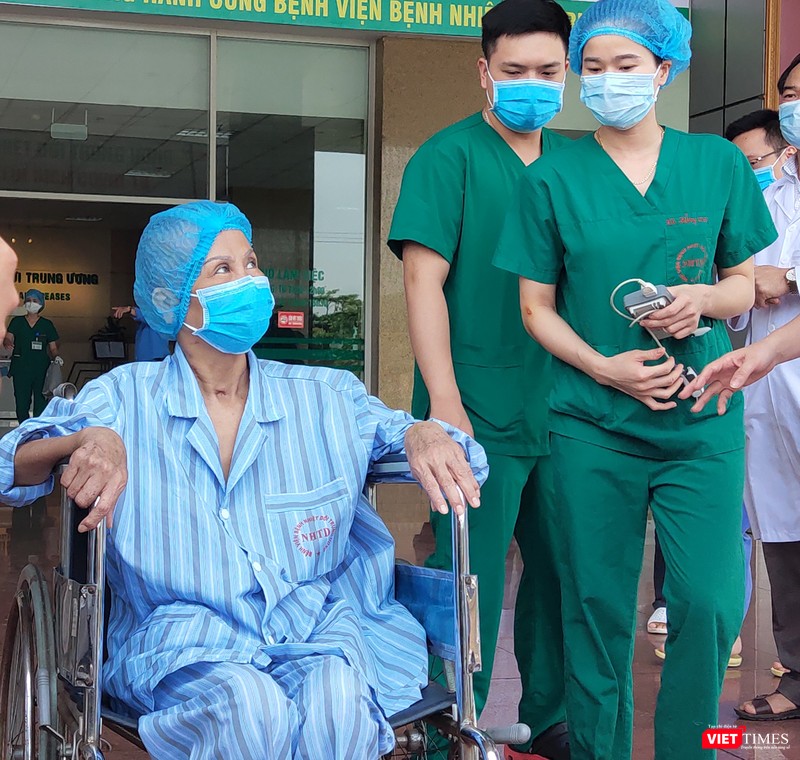 Bệnh nhân 19 dần hồi phục, gửi lời cảm ơn tới các bác sĩ tại Bệnh viện. Ảnh: Minh Thúy Bệnh nhân 19 dần hồi phục, gửi lời cảm ơn tới các bác sĩ tại Bệnh viện. Ảnh: Minh Thúy