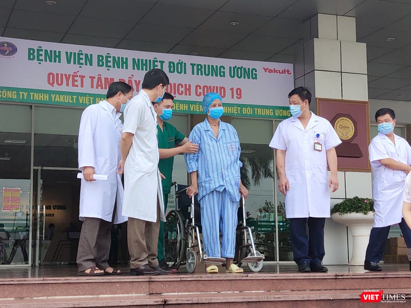 Bệnh nhân 19 tự đứng dậy trong ngày công bố khỏi bệnh. Ảnh: Minh Thúy Bệnh nhân 19 tự đứng dậy trong ngày công bố khỏi bệnh. Ảnh: Minh Thúy