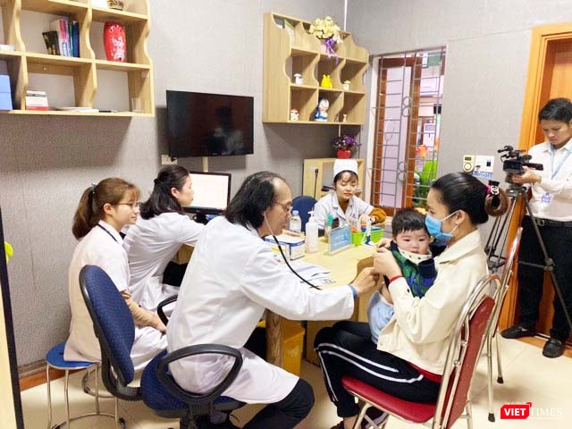 PGS. TS. Nguyễn Tiến Dũng khám bệnh cho trẻ. Ảnh: Thanh Hằng PGS. TS. Nguyễn Tiến Dũng khám bệnh cho trẻ. Ảnh: Thanh Hằng