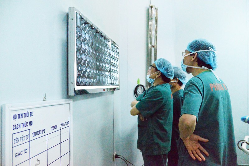 Các bác sĩ xem phim chụp của bệnh nhân. Ảnh: Bệnh viện Nội tiết Trung ương