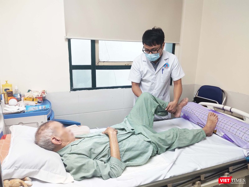 BS. Nguyễn Thanh Sơn kiểm tra tình trạng của bệnh nhân sau mổ (Ảnh: Minh Thúy) BS. Nguyễn Thanh Sơn kiểm tra tình trạng của bệnh nhân sau mổ (Ảnh: Minh Thúy)