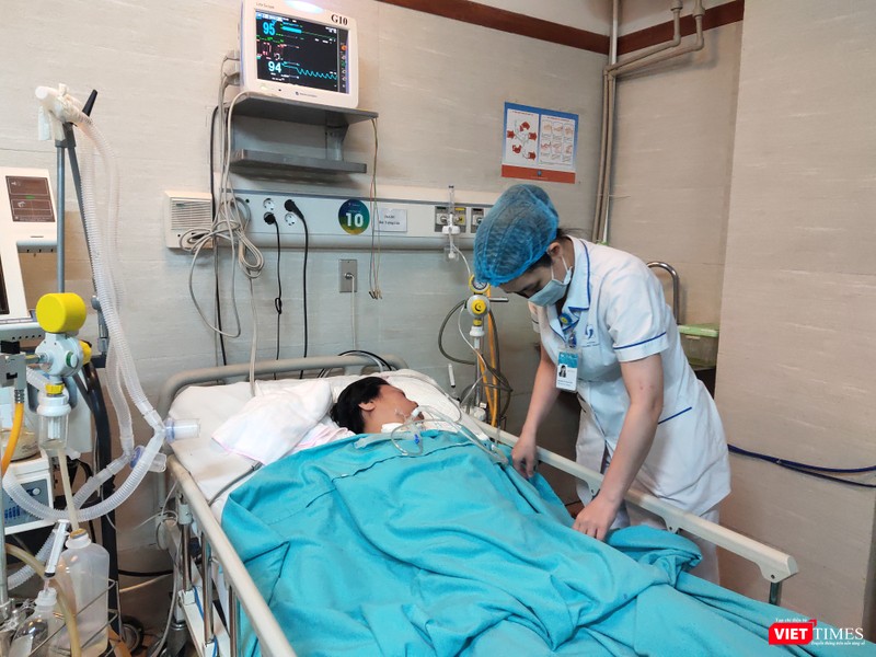 Bác sĩ chăm sóc cho bệnh nhân thở máy (Ảnh: Minh Thúy) Bác sĩ chăm sóc cho bệnh nhân thở máy (Ảnh: Minh Thúy)
