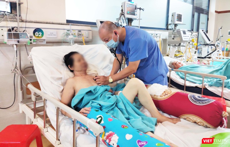 BS. Trần Quang Thắng – Trưởng Khoa Cấp cứu trưởng Khoa Cấp cứu và Đột quỵ, Bệnh viện Lão khoa Trung ương thăm khám cho bệnh nhân (Ảnh: Minh Thúy) BS. Trần Quang Thắng – Trưởng Khoa Cấp cứu trưởng Khoa Cấp cứu và Đột quỵ, Bệnh viện Lão khoa Trung ương thăm khám cho bệnh nhân (Ảnh: Minh Thúy)