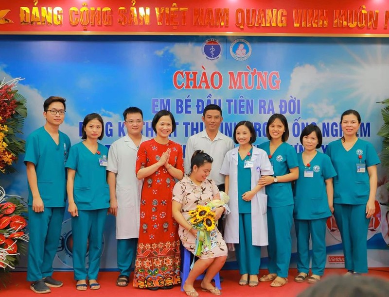 Các bác sĩ tại Bệnh viện Sản Nhi Hưng Yên chúc mừng em bé đầu tiên ra đời bằng kỹ thuật thụ tinh trong ống nghiệm. (Ảnh: Thảo Nguyên) Các bác sĩ tại Bệnh viện Sản Nhi Hưng Yên chúc mừng em bé đầu tiên ra đời bằng kỹ thuật thụ tinh trong ống nghiệm. (Ảnh: Thảo Nguyên)
