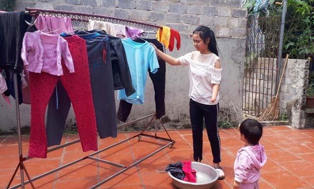 2 con của anh Thành, chị Nhụ (con gái đầu bị dị tật bẩm sinh không còn bàn tay trái - áo trắng, con thứ 2 mới 19 tháng tuổi - áo hồng). (Ảnh: Gia đình bệnh nhân cung cấp) 2 con của anh Thành, chị Nhụ (con gái đầu bị dị tật bẩm sinh không còn bàn tay trái - áo trắng, con thứ 2 mới 19 tháng tuổi - áo hồng). (Ảnh: Gia đình bệnh nhân cung cấp)