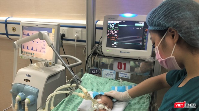 Bé trai bị bỏ rơi được bác sĩ chữa trị bằng công nghệ, trang thiết bị y tế hiện đại đã không qua khỏi (Ảnh:Bằng Giang)
