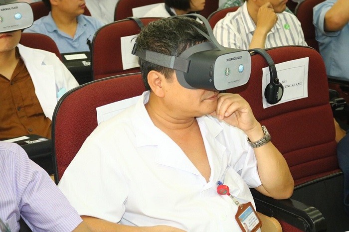 Bác sĩ theo dõi ca mổ bằng kính thực tế ảo (Ảnh: Hải Yến) Bác sĩ theo dõi ca mổ bằng kính thực tế ảo (Ảnh: Hải Yến)