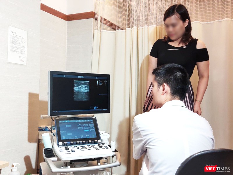 Bác sĩ khám bệnh cho bệnh nhân suy giãn tĩnh mạch (Ảnh: Minh Thúy) Bác sĩ khám bệnh cho bệnh nhân suy giãn tĩnh mạch (Ảnh: Minh Thúy)