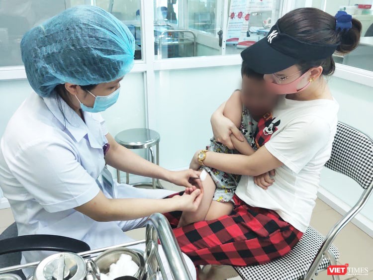 Bác sĩ tiêm vaccine cho trẻ (Ảnh: Minh Thúy) 