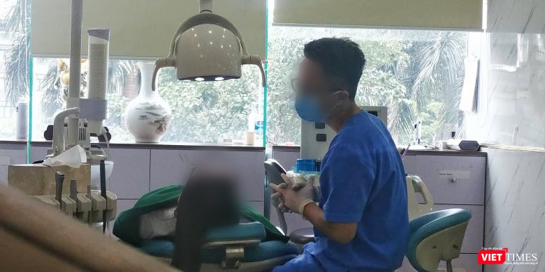 Nhân viên y tế khám ban đầu cho khách hàng tại phòng khám (Ảnh: Khánh Linh)