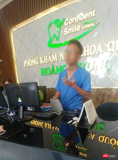 Nhân viên y tế ở quầy lễ tân cũng là người trực tiếp khám ban đầu cho khách hàng (Ảnh: Khánh Linh)