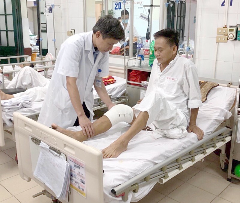 PGS. TS. Nguyễn Mạnh Khánh khám bệnh cho bệnh nhân (Ảnh: BVCC)