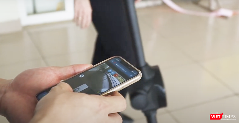 Bác sĩ điều khiển robot qua điện thoại di động (Ảnh: Minh Thúy)