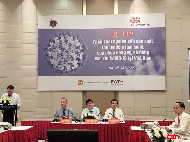 Quyền Bộ trưởng Bộ Y tế Nguyễn Thanh Long (ở giữa áo xanh) cùng Thứ trưởng Bộ Y tế Trần Văn Thuấn (Áo trắng bên phải) và đại diện Đại sứ quán Vương quốc Anh (bên trái áo xnah đậm) chủ trì hội thảo (Ảnh: Minh Thúy)