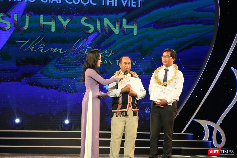 Tác giả Hà Văn Đạo nhận giải đặc biệt cùng bác sĩ Nay Blum (Ảnh: Minh Thúy)