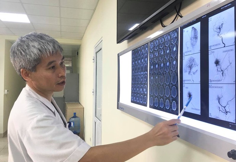 BS. Vũ Quang Hiếu xem phim chụp cho bệnh nhân (Ảnh: BVCC)