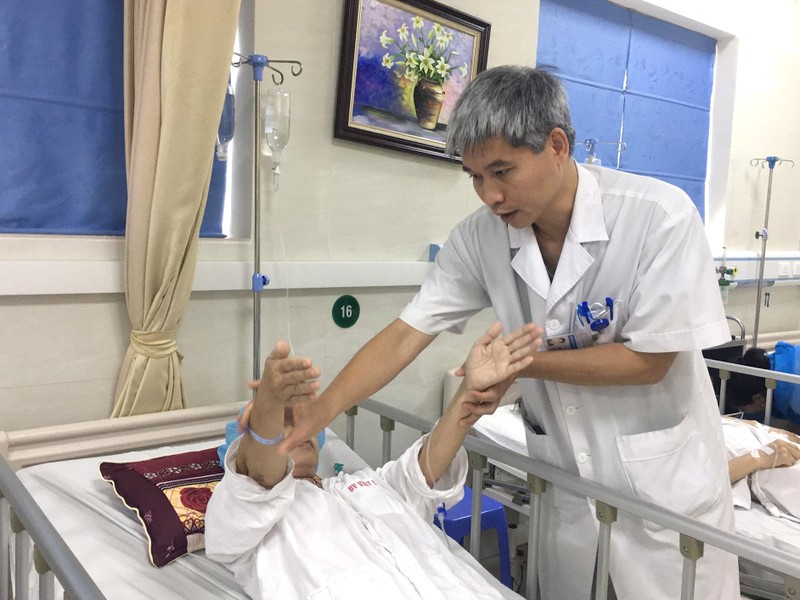 BS. Vũ Quang Hiếu thăm khám cho bệnh nhân sau phẫu thuật (Ảnh: BVCC)