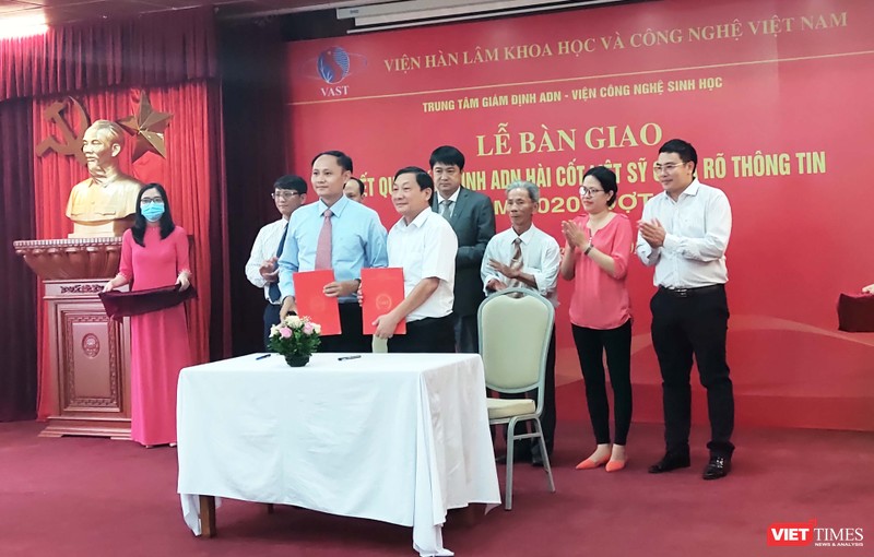 Đại diện Viện Công nghệ Sinh học, Viện Hàn lâm Khoa học Xã hội Việt Nam bàn giao kết quả giám định ADN hài cốt liệt sĩ chưa rõ thông tin cho Bộ Lao động Thương binh và Xã hội (Ảnh: Minh Thúy) 