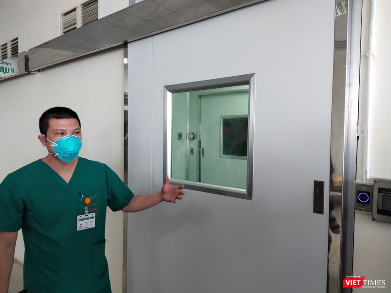BS. Trần Văn Bắc giới thiệu về phòng áp lực âm được đặt tại Khoa Cấp cứu của Bệnh viện (Ảnh: Minh Thúy)