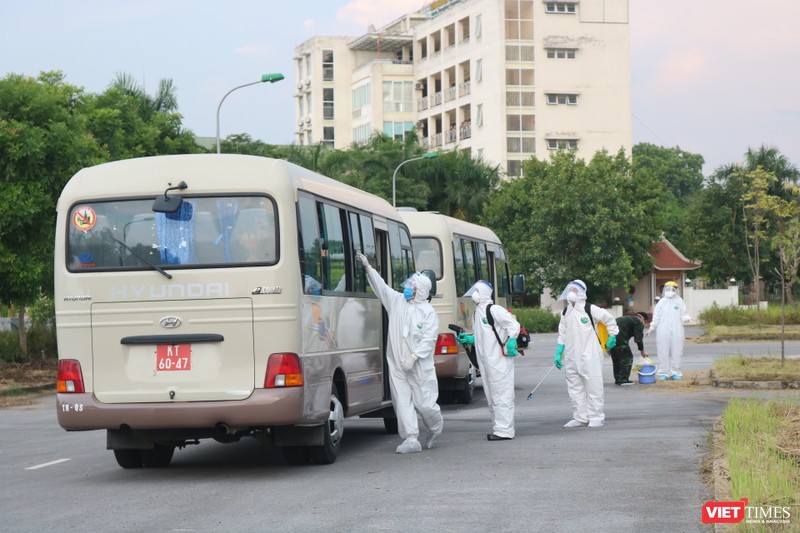 Phun khử khuẩn phòng dịch COVID-19 (Ảnh - Minh Thuý) 