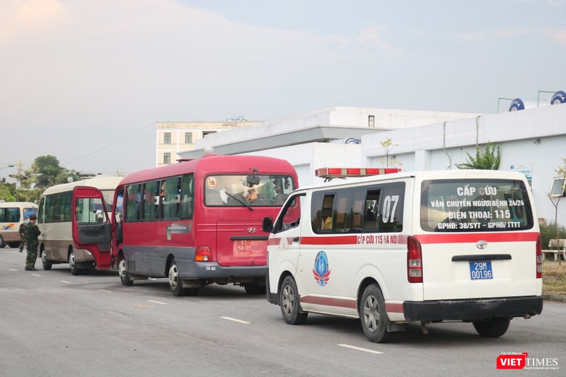 Xe khách và xe cứu thương vận chuyển các công dân về nước (Ảnh: Minh Thúy)
