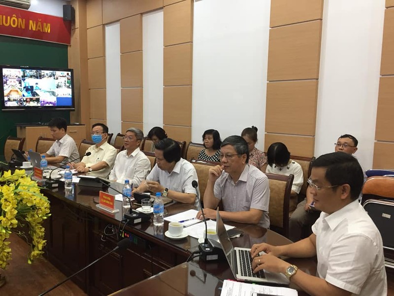 Các chuyên gia hội chẩn bệnh nhân mắc COVID-19 (Ảnh: Lê Hảo)