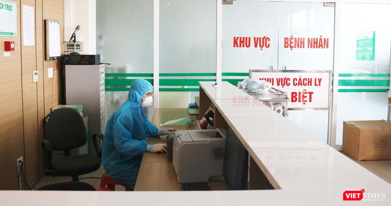 Nhân viên y tế tại khu vực cách ly đặc biệt bệnh nhân mắc COVID-19 (Ảnh: Minh Thúy)