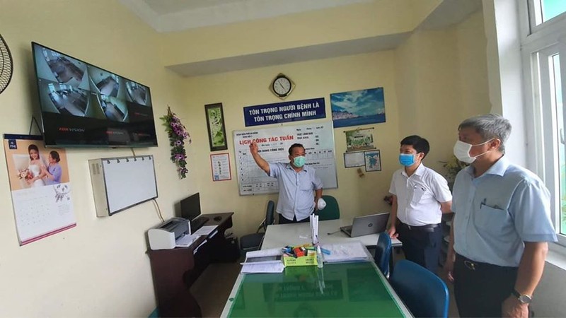 Thứ trưởng Nguyễn Trường Sơn kiểm tra việc lắp đặt trang thiết bị tại các cơ sở y tế Đà Nẵng. (Ảnh: Vũ Mạnh Cường) Thứ trưởng Nguyễn Trường Sơn kiểm tra việc lắp đặt trang thiết bị tại các cơ sở y tế Đà Nẵng. (Ảnh: Vũ Mạnh Cường)