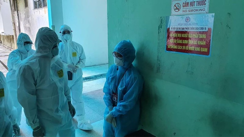 Thứ trưởng Bộ Y tế Nguyễn Trường Sơn động viên nhân viên y tế (Ảnh: Vũ Mạnh Cường) Thứ trưởng Bộ Y tế Nguyễn Trường Sơn động viên nhân viên y tế (Ảnh: Vũ Mạnh Cường)