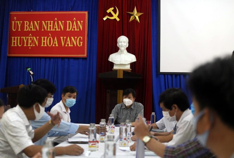 PGS.TS. Trần Như Dương làm việc với UBND huyện Hòa Vang (Ảnh: Lê Bảo, Minh Thùy)