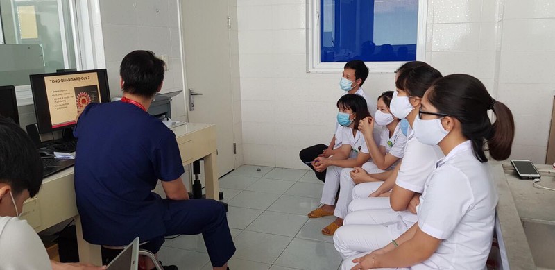 Các thành viên của Tổ công tác Trường Đại học Y Hà Nội trao đổi chuyên môn về xét nghiệm với các cán bộ y tế Bệnh viện Đa khoa tỉnh Quảng Nam (Ảnh: Vũ Mạnh Cường)