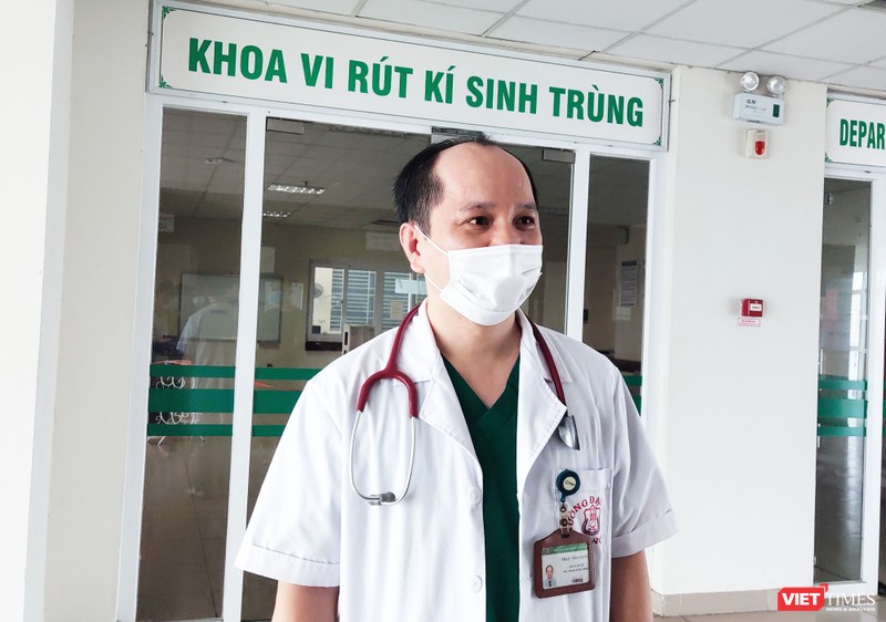 BS. Trần Văn Giang – Phó Trưởng Khoa Virus Ký sinh trùng, Bệnh viện Bệnh Nhiệt đới Trung ương (Ảnh: Minh Thúy) 