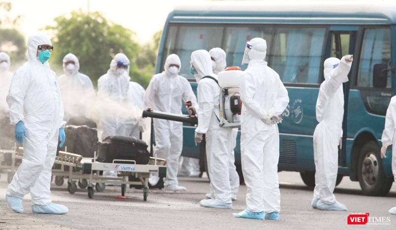 Nhân viên y tế phun khử khuẩn phòng, chống COVID-19 (Ảnh: Minh Thúy) Nhân viên y tế phun khử khuẩn phòng, chống COVID-19 (Ảnh: Minh Thúy)