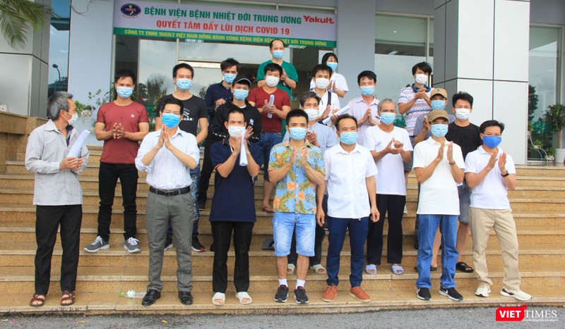 19 bệnh nhân mắc COVID-19 được công bố khỏi bệnh tại Bệnh viện Bệnh Nhiệt đới Trung ương (Ảnh: Đặng Thanh)
