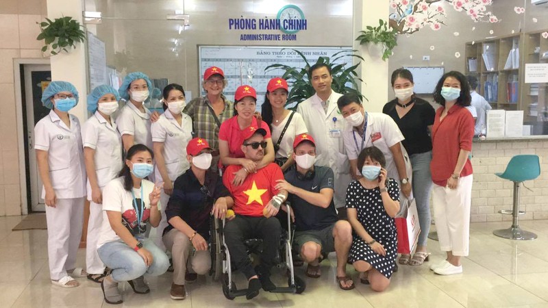 Các bác sĩ tại Bệnh viện Hữu nghị Việt Đức chụp ảnh lưu niệm với bệnh nhân J. (Ảnh: BVCC)