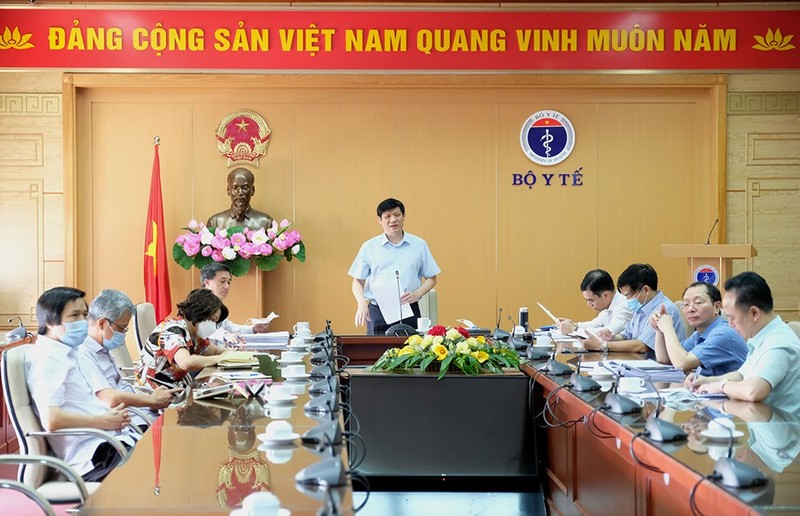 Quyền Bộ trưởng Bộ Y tế Nguyễn Thanh Long chủ trì cuộc họp giao ban trực tuyến với các bệnh viện trung ương và Sở Y tế các tỉnh, thành phố (Ảnh: Trần Minh) 