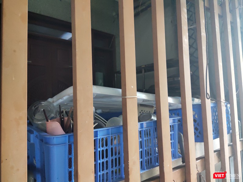 Khá nhiều thìa, bát đũa được đặt bên trong khuôn viên của công ty (Ảnh: Minh Thúy) Khá nhiều thìa, bát đũa được đặt bên trong khuôn viên của công ty (Ảnh: Minh Thúy)
