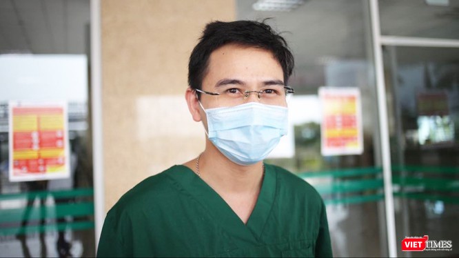 BS. Phạm Văn Phúc - Khoa Hồi sức tích cực, Bệnh viện Bệnh Nhiệt đới Trung ương (Ảnh: Minh Thúy) BS. Phạm Văn Phúc - Khoa Hồi sức tích cực, Bệnh viện Bệnh Nhiệt đới Trung ương (Ảnh: Minh Thúy)